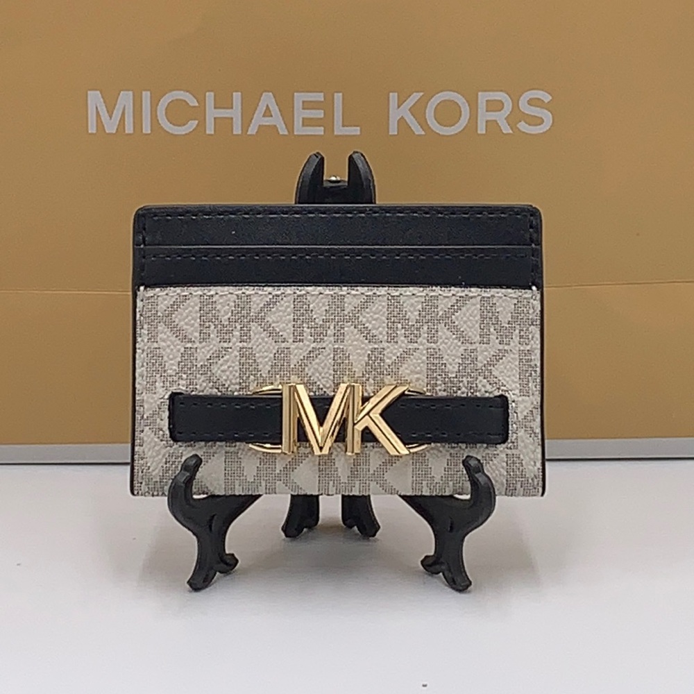 MICHAEL KORS
Reed Large Card Holder
Case Wallet
COLOR: VANILLA BLACK SIGNATURE